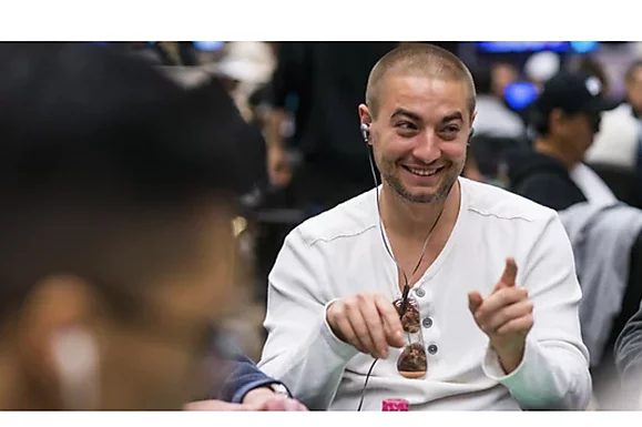 ¿Por qué no deberías hacer 3-bet con AKs frente a una subida del botón?