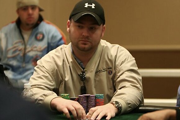 Acusado de hacer trampa, Mike Postle jugó un torneo encubierto y fue eliminado con un slowroll
