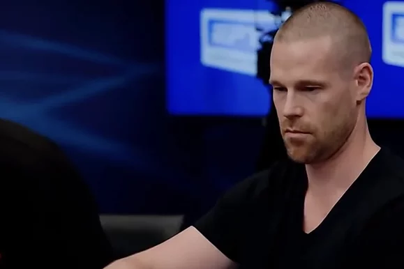 10 tells de poker que podrían exponerte en las partidas en vivo